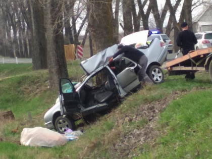 Un barbat de 43 de ani s-a stins pe loc dupa ce a intrat cu Mercedes-ul intr-un copac, la Ungheni - FOTO