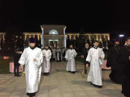 Lumina sfanta din Ierusalim  ajuns la Catedrala Mitropolitana din Chisinau. Sute de enoriasi s-au adunat acolo pentru a lua focul haric - GALERIE FOTO