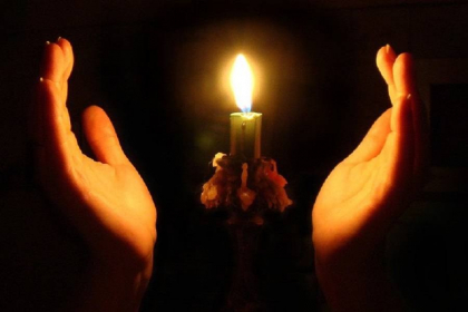 Hristos a Inviat! Moldovenii sarbatoresc astazi Pastele. Credinciosii au dus Lumina Sfanta in case