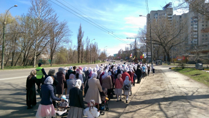 Zeci de enoriasi au cutreierat capitala in lung si in lat in traditionalul drum al crucii - VIDEO