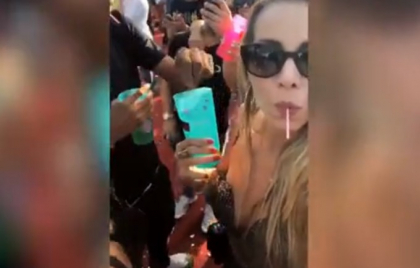 Momentul in care un barbat i-a pus o pastila in bautura, filmat de o femeie: "Fetelor, aveti grija!" - VIDEO