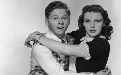 Mickey Rooney, unul dintre primii copii vedeta de cinema, a murit la varsta de 93 de ani. Glorioasa sa cariera la Hollywood Mickey Rooney, unul dintre primii copii vedeta de cinema, a murit la varsta de 93 de ani. Glorioasa sa cariera la Hollywood