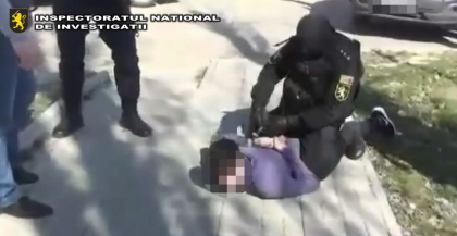 Doi indivizi, luati pe sus de politisti dupa ce au intrat intr-o casa din Criuleni si au iesit de acolo cu 250 de mii de lei. Momentul in care un microbuz opreste langa ei, ies cativa mascati si ii pun la pamant - VIDEO Doi indivizi, luati pe sus de politisti dupa ce au intrat intr-o casa din Criuleni si au iesit de acolo cu 250 de mii de lei. Momentul in care un microbuz opreste langa ei, ies cativa mascati si ii pun la pamant - VIDEO
