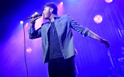 "Iti voi distruge familia ca un terorist". Cantaretul James Arthur este acuzat de instigare la terorism
