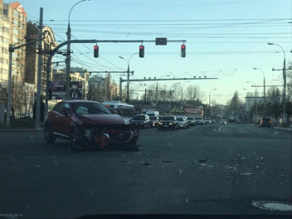 Doua automobile au fost facute zob, dupa ce s-au ciocnit violent pe o strada din capitala - FOTO