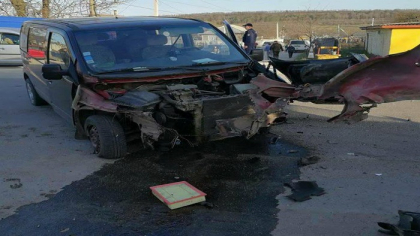 Un accident teribil a luat viata a trei persoane, intr-o localitate din Falesti. Doi tineri au intrat cu motocicleta intr-un microbuz, dupa care au lovit un barbat care statea pe marginea drumului - FOTO Un accident teribil a luat viata a trei persoane, intr-o localitate din Falesti. Doi tineri au intrat cu motocicleta intr-un microbuz, dupa care au lovit un barbat care statea pe marginea drumului - FOTO