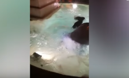 Presedintele AS Roma s-a aruncat imbracat intr-o fantana dupa ce echipa sa a invins FC Barcelona - VIDEO