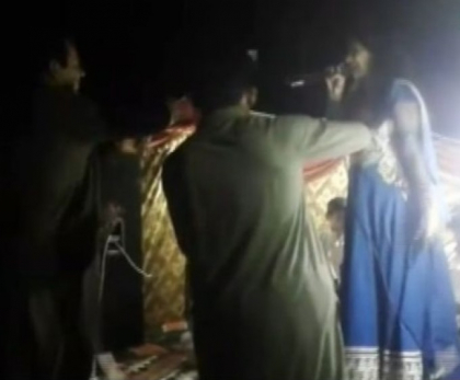 Cantareata insarcinata, impuscata mortal de un invitat in timpul unei petreceri, in Pakistan. Imagini care pot afecta emotional - VIDEO