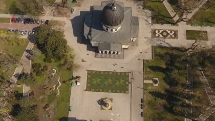 Covorul din florii vii, din fata catedralei, care costa aproape doua milioane de lei, filmat cu drona. Cum arata acesta - VIDEO