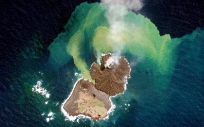 Fenomen ciudat in Cercul de Foc al Oceanului Pacific. "Cea mai noua insula a lumii" a inghitit o alta insula