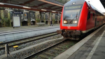 Un imigrant a smuls un copil din bratele mamei si s-a aruncat sub rotile unui tren