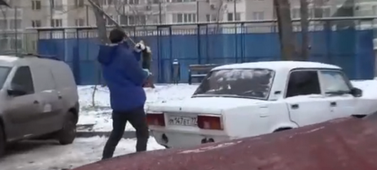 Gestul extrem al unui barbat din Rusia. Metoda socanta prin care isi deblocheaza locul de parcare - VIDEO Gestul extrem al unui barbat din Rusia. Metoda socanta prin care isi deblocheaza locul de parcare - VIDEO