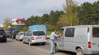 Dupa ce a fost in inscris in lupta pentru functia de primar general al capitalei, astazi socialistul Ion Ceban si-a facut campanie printre masini. A mers pe strazile din capitala, si a impartit ziare soferilor: "Le-am spus oamenilor drum bun" - FOTO Dupa ce a fost in inscris in lupta pentru functia de primar general al capitalei, astazi socialistul Ion Ceban si-a facut campanie printre masini. A mers pe strazile din capitala, si a impartit ziare soferilor: "Le-am spus oamenilor drum bun" - FOTO