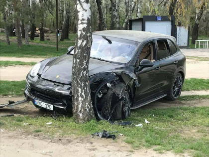 A facut praf mii de euro in doar cateva secunde. Un sofer a intrat violent cu un Porche intr-un copac, pe o strada din capitala - FOTO A facut praf mii de euro in doar cateva secunde. Un sofer a intrat violent cu un Porche intr-un copac, pe o strada din capitala - FOTO