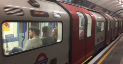 O femeie a fost atacata la metroul londonez pentru ca vorbea in spaniola O femeie a fost atacata la metroul londonez pentru ca vorbea in spaniola