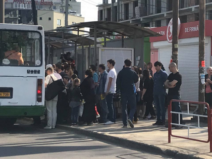 De Pastele Blajinilor transportul public a devenit neincapator, iar zeci de oameni adunati in statii s-au vazut nevoiti sa astepte minute in sir, pentru a putea urca in transport - GALERIE FOTO