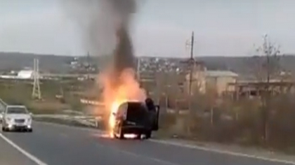 Un automobil, facut scrum pe o sosea din Comrat. Momentul in care arde - VIDEO Un automobil, facut scrum pe o sosea din Comrat. Momentul in care arde - VIDEO