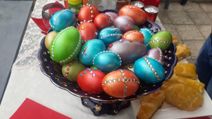 Locuitorii din Soroca au mers la cimitir sa-i pomeneasca pe cei dragi. Acestia au intins, printre morminte, mese doldora de bucate, iar ouale rosii au aratat cu totul altfel decat cele traditionale - au fost ornate cu pietre swarovski - GALERIE FOTO Locuitorii din Soroca au mers la cimitir sa-i pomeneasca pe cei dragi. Acestia au intins, printre morminte, mese doldora de bucate, iar ouale rosii au aratat cu totul altfel decat cele traditionale - au fost ornate cu pietre swarovski - GALERIE FOTO