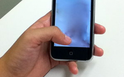 Scandal la un service de telefoane mobile. Un angajat a copiat fotografii indecente de pe smartphone-urile clientelor Scandal la un service de telefoane mobile. Un angajat a copiat fotografii indecente de pe smartphone-urile clientelor