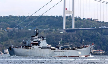Nave militare rusesti care aduceau tancuri, fotografiate in drum spre Siria Nave militare rusesti care aduceau tancuri, fotografiate in drum spre Siria
