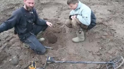 Comoara descoperita de un baietel din Germania, in timp ce se juca cu un detector de metale Comoara descoperita de un baietel din Germania, in timp ce se juca cu un detector de metale