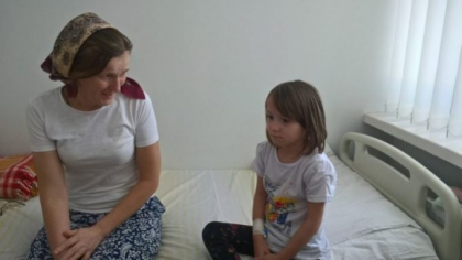 Scrisoarea transmisa de o mama din Romania: "Fata mea are 5 ani, nu vreau s-o ingrop peste 3 ani" - VIDEO Scrisoarea transmisa de o mama din Romania: "Fata mea are 5 ani, nu vreau s-o ingrop peste 3 ani" - VIDEO