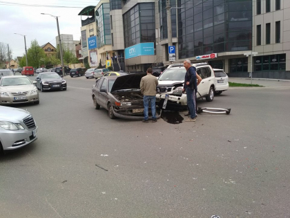 Grav accident in centrul capitalei. Doua masini s-au ciocnit violent - GALERIE FOTO