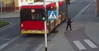 O gluma intre adolescenti pe strada din Polonia se putea transforma intr-un accident mortal. Ce au facut - VIDEO O gluma intre adolescenti pe strada din Polonia se putea transforma intr-un accident mortal. Ce au facut - VIDEO