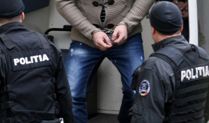 Recrutau tinere, printre care si minore si le puneau sa presteze servicii sexuale in localurile din capitala. Sase persoane, printre care si doua femei, vor comparea pe banca acuzatilor. Ce risca