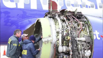 O persoana a decedat, iar alte 7 au fost ranite, dupa ce motorul unui avion a explodat in zbor, la 10.000 metri. Cum s-a intamplat totul - FOTO