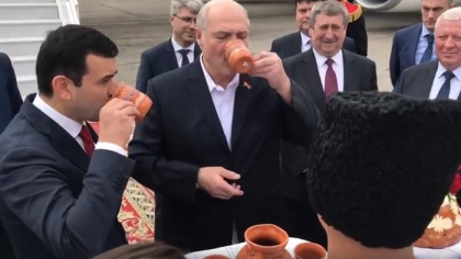 Lukasenko, intampinat de Gaburici pe aeroportul Chisinau: au gustat din colac si au baut vin: "Bun vin aveti voi. In Belarus probabil nu vindeti de acesta" - VIDEO