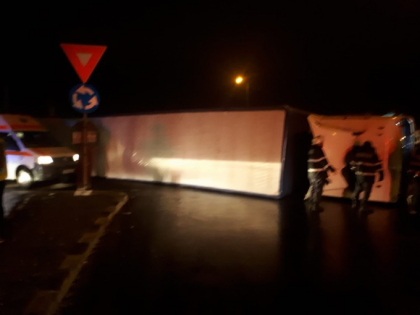 Un moldovean a ajuns la spital, dupa ce TIR-ul pe care il conducea s-a rasturnat pe un drum din Romania - FOTO Un moldovean a ajuns la spital, dupa ce TIR-ul pe care il conducea s-a rasturnat pe un drum din Romania - FOTO