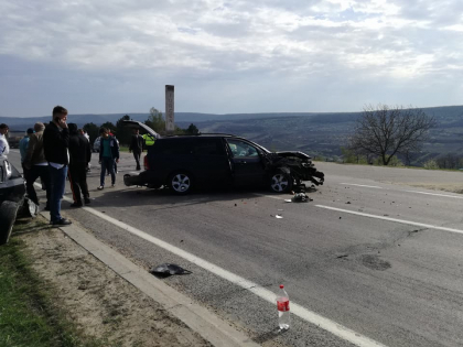 O tanara a ajuns la spital, dupa ce masina in care se afla a fost lovita violent de un alt automobil. Accident in lant langa satul Iurceni, Nisporeni. Trei masini, avariate - GALERIE FOTO