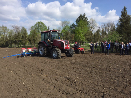 Presedintii-tractoristi - Igor Dodon si Aleksandr Lukasenko au semanat porumb la Porumbeni - FOTO