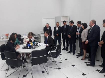 URMARESTE LIVE. Candidatul PUN, Constantin Codreanu depune actele pentru a fi inregistrat in calitate de candidat pentru functia de primar general al capitalei URMARESTE LIVE. Candidatul PUN, Constantin Codreanu depune actele pentru a fi inregistrat in calitate de candidat pentru functia de primar general al capitalei