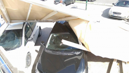 O bucata din terasa unui local din capitala s-a prabusit peste doua masini parcate in apropiere - GALERIE FOTO