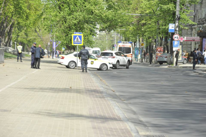 Vizita lui Alexandr Lukasenko a paralizat si astazi traficul in centrul capitalei. Pe unde a trecut coloana de masini, strazile au fost inchise. Soferii s-au inarmat cu multa rabdare - GALERIE FOTO Vizita lui Alexandr Lukasenko a paralizat si astazi traficul in centrul capitalei. Pe unde a trecut coloana de masini, strazile au fost inchise. Soferii s-au inarmat cu multa rabdare - GALERIE FOTO