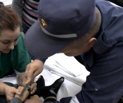 Un bebelus de un an a ramas cu un deget blocat in scurgerea de la chiuveta. Parintii au chemat imediat salvatorii - VIDEO Un bebelus de un an a ramas cu un deget blocat in scurgerea de la chiuveta. Parintii au chemat imediat salvatorii - VIDEO