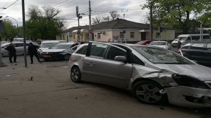 Trei automobile au fost facute zob, dupa ce s-au ciocnit violent pe o strada din capitala. Doua persoane, transportate la spital - FOTO Trei automobile au fost facute zob, dupa ce s-au ciocnit violent pe o strada din capitala. Doua persoane, transportate la spital - FOTO