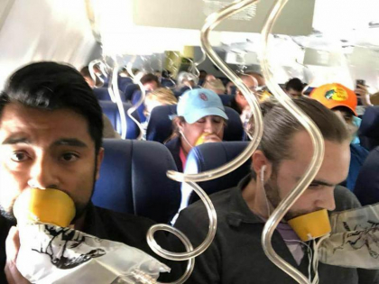 Aproape toti pasagerii avionului care si-a pierdut marti un motor si-au pus gresit mastile de oxigen Aproape toti pasagerii avionului care si-a pierdut marti un motor si-au pus gresit mastile de oxigen