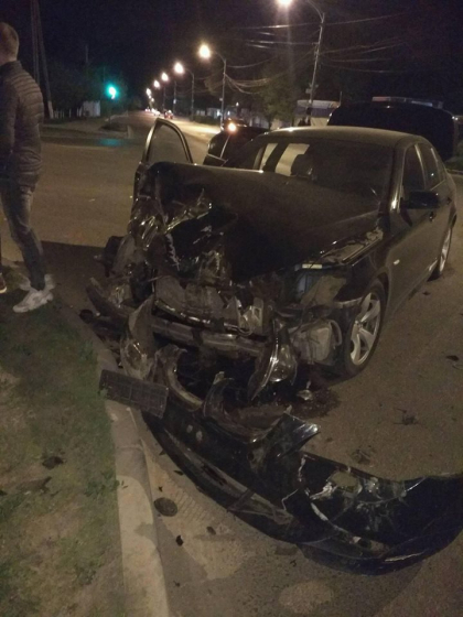 A intrat in plin cu masina intr-un BMW pe o strada din capitala, dupa care a fugit de la fata locului. O persoana a fost transportata la spital, iar soferul, cautat de politie - FOTO A intrat in plin cu masina intr-un BMW pe o strada din capitala, dupa care a fugit de la fata locului. O persoana a fost transportata la spital, iar soferul, cautat de politie - FOTO