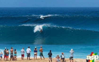 Imagine fantastica surprinsa in spatele unui surfer in Hawaii. Ce se vede in aceasta poza