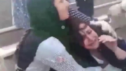 Imagini socante in Iran. Tanara agresata si umilita de "politia moralitatii" Imagini socante in Iran. Tanara agresata si umilita de "politia moralitatii"