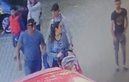 Cum sustrag trei barbati telefonul unei mame care isi plimba copilul in carucior, in Cluj - VIDEO Cum sustrag trei barbati telefonul unei mame care isi plimba copilul in carucior, in Cluj - VIDEO