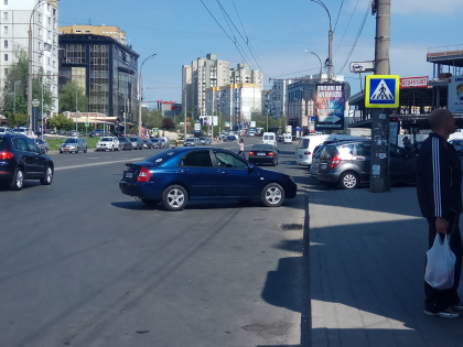 Un sofer si-a parcat masina in mijlocul unei strazi din capitala si a blocat traficul. In regiune s-a format ambuteiaj - FOTO