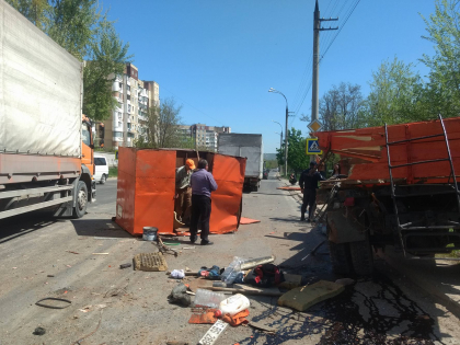O masina, care transporta materiale pentru reparatia drumului, lovita de un alt vehicul, pe o strada din capitala: doi muncitori au ajuns la spital - GALERIE FOTO O masina, care transporta materiale pentru reparatia drumului, lovita de un alt vehicul, pe o strada din capitala: doi muncitori au ajuns la spital - GALERIE FOTO