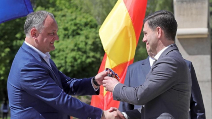 Dodon imparte, prin raioane, tractoarele primite de la Lukasenko: a urcat, din nou, la volanul unui vehicul, s-a fotografia si a postat imaginle pe facebook - GALERIE FOTO