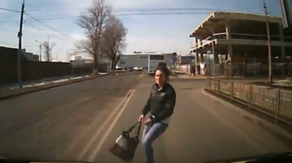 Momentul socant in care o tanara din Rusia se arunca in fata unei masini - VIDEO