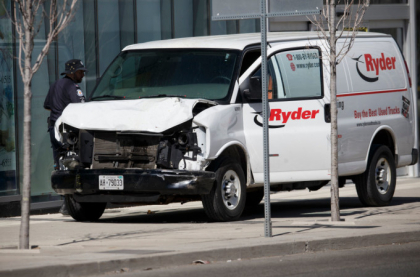 O camioneta a intrat in multime in Toronto. Sunt 10 morti si 15 raniti. Suspectul, identificat O camioneta a intrat in multime in Toronto. Sunt 10 morti si 15 raniti. Suspectul, identificat