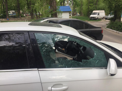 Ghinion pentru un tanar care si-a lasat masina parcata in curtea blocului. Cum a gasit-o dimineata. Soferul a ramas socat cand a vazut ce au furat hotii din automobilul sau - GALERIE FOTO
